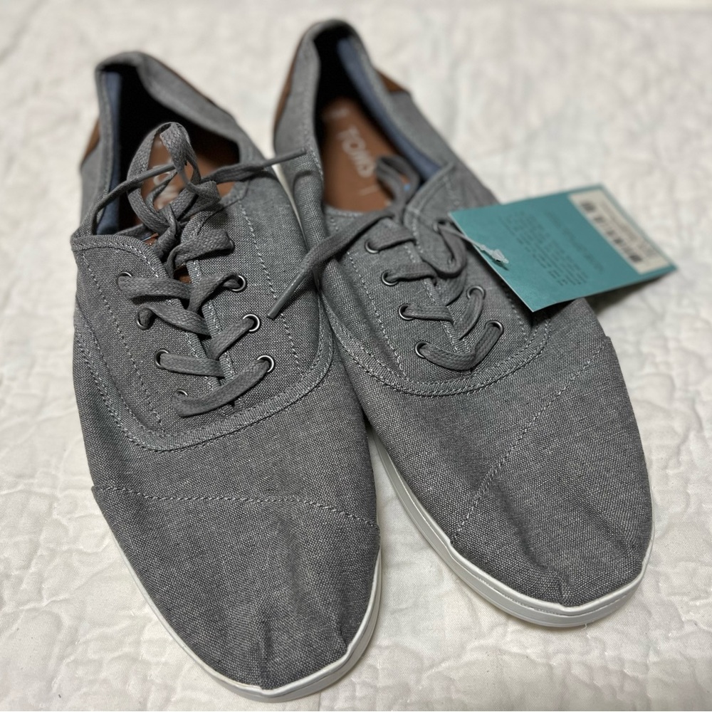 NWT TOMS mens size 8.5